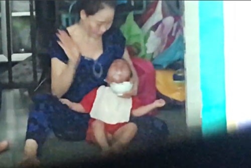 H&igrave;nh ảnh bảo mẫu đ&aacute;nh trẻ khi cho ăn. Ảnh: Cắt từ clip