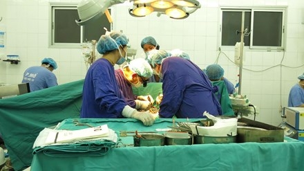 Các bác sĩ BV Hữu nghị Việt Đức thực hiện ca ghép tạng