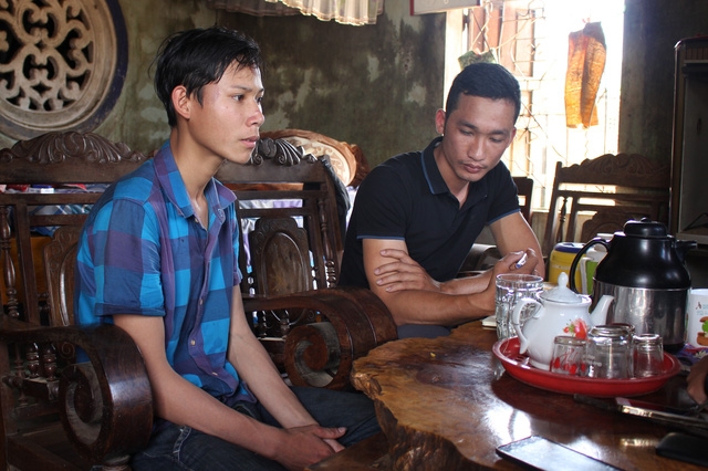 Em L&ecirc; Văn Được (&aacute;o xanh b&ecirc;n tr&aacute;i) vẫn chưa hết b&agrave;ng ho&agrave;ng khi nhớ lại sự việc