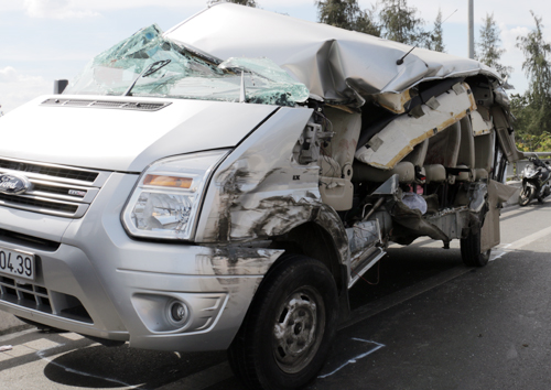 
Phần hông xe bị xé toạc sau va chạm trong vụ xe đi đám cưới gặp nạn ở miền Tây
