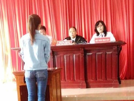 Phiên xử ly hôn chỉ có một mình chị A. Ảnh: NHẪN NAM