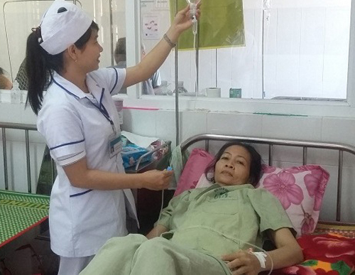 Bệnh nhân đang được chăm sóc theo dõi sau mổ tại Bệnh viện Đa khoa Bình Định. Ảnh: L.V.