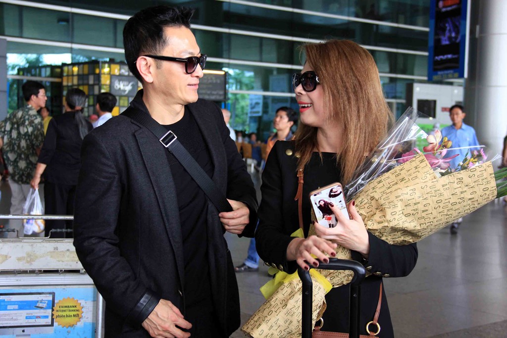 Nữ ca sĩ được bạn trai Việt kiều th&aacute;p t&ugrave;ng về nước. Đ&acirc;y l&agrave; lần đầu người y&ecirc;u c&ocirc; xuất hiện trước c&ocirc;ng ch&uacute;ng.