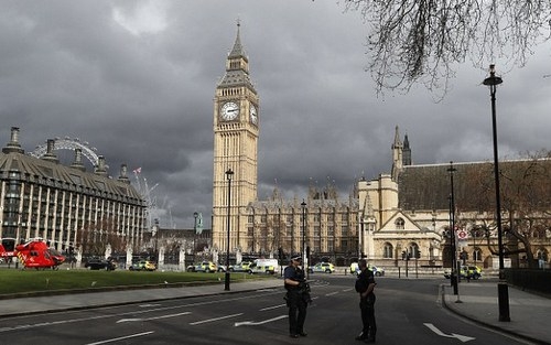 
Quảng trường Quốc hội Anh bị phong tỏa sau vụ tấn công. Ảnh: AP.
