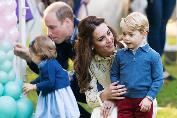 
Vợ chồng Kate bên hai con, hoàng tử George và công chúa Charlotte.
