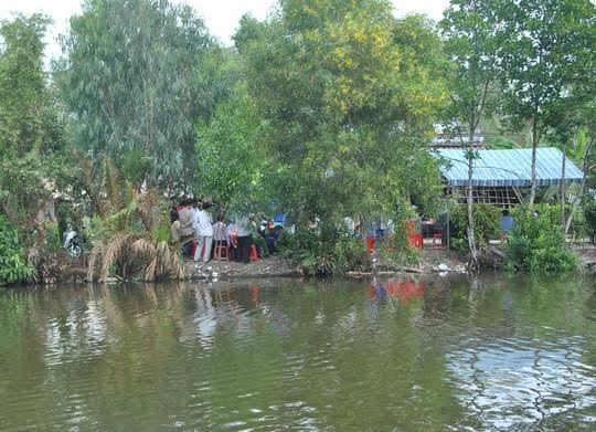 Khi cháu K tự tử, nhiều người hàng xóm đã đến chia buồn. Ảnh: Người Lao Động