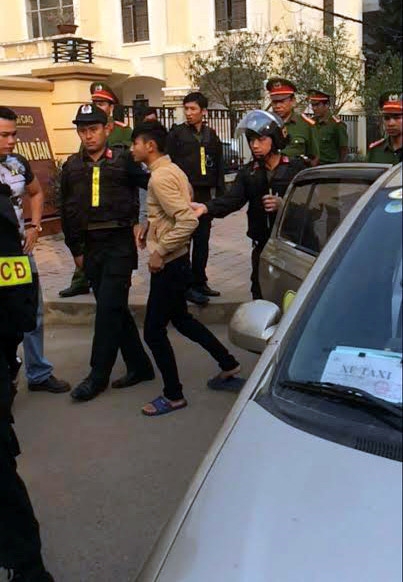 Trịnh Danh Thịnh đi taxi đến hầu tòa. Ảnh cắt từ clip.