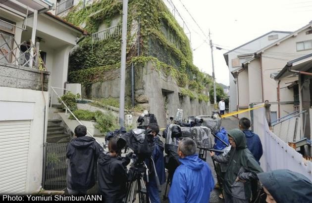
Phóng viên trước tòa nhà của thủ phạm Yasuhiro Kimino ở quận Nagata, tỉnh Kobe. Ảnh: Yomiuri Shimbun/ANN.
