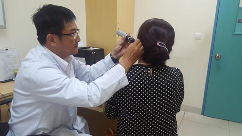 PGS Hữu đang khám cho một trường hợp bị viêm tai.