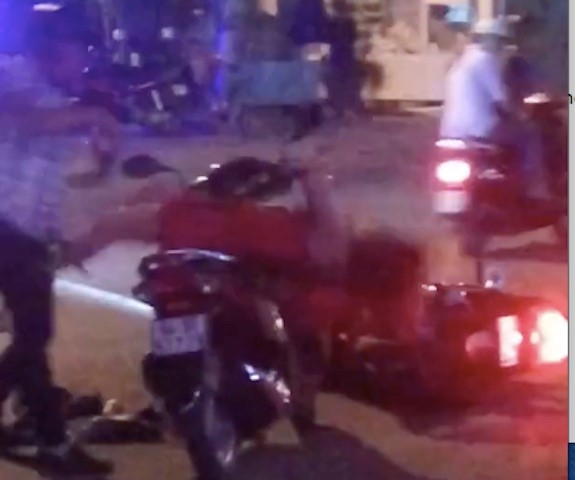 C&ocirc; g&aacute;i bị x&ocirc; ng&atilde; xuống đường. Ảnh cắt từ clip. 