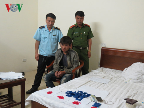 Đối tượng L&ecirc; Chung Dũng c&ugrave;ng tang vật bị bắt giữ.