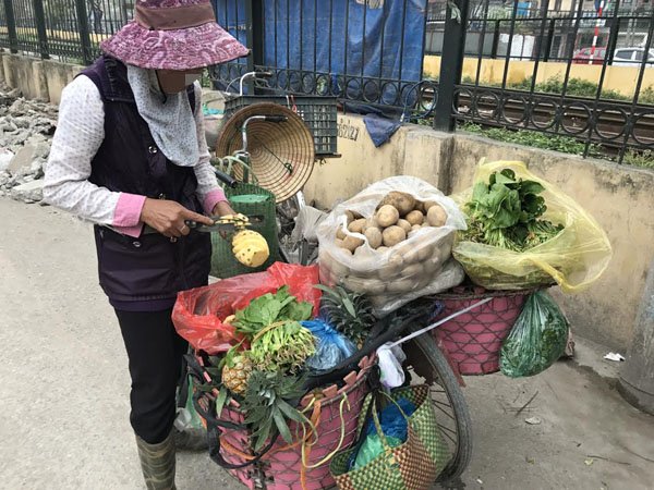 Khi đi bán rau, bà Lương chịu khó gom nhặt cơm thừa về nuôi gà vịt ở nhà