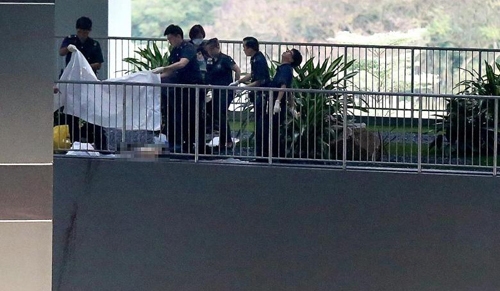 
Cảnh sát đưa thi thể của Duy khỏi hiện trường vào 8h ngày 29/3. Ảnh: Straitstimes.
