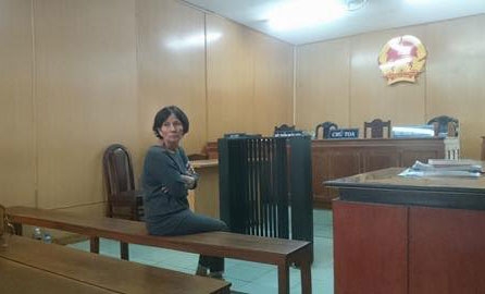 Bà Hoa tại phiên tòa
