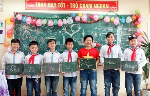 Học sinh nắn nót viết chữ tặng cô khi biết cô chưa có người yêu. Ảnh: NVCC