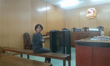 Bà Hoa tại phiên tòa