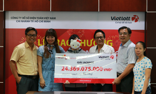 Buổi lễ trao thưởng cho chị Thư diễn ra s&aacute;ng 31/3. Ảnh: Vietlott