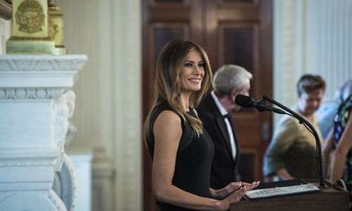 
Đệ nhất phu nh&acirc;n Melania Trump ph&aacute;t biểu tại buổi tiệc trưa mừng Ng&agrave;y Quốc tế Phụ nữ 8/3 tại Nh&agrave; Trắng. Ảnh: Washington Post.
