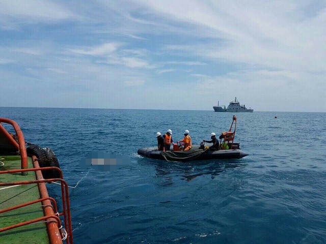 Đội cứu hộ tiếp cận thi thể thuyền viên tìm thấy trên mặt biển