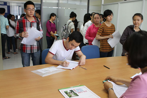 
Thí sinh làm thủ tục đăng ký xét tuyển vào đại học năm 2015. Ảnh: Quỳnh Trang.
