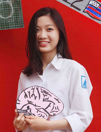 
Ng&ocirc; H&agrave; Kiều Phương, lớp 12 Anh2 THPT chuy&ecirc;n H&agrave; Nội - Amsterdam đạt điểm tuyệt đối trong kỳ thi chuẩn h&oacute;a SAT. Ảnh: NVCC.
