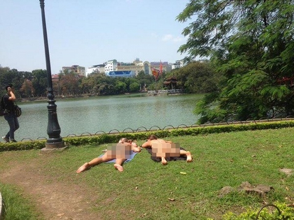 Hai nữ du khách Tây gây phản cảm khi thản nhiên “tắm nắng” ở Hồ Gươm