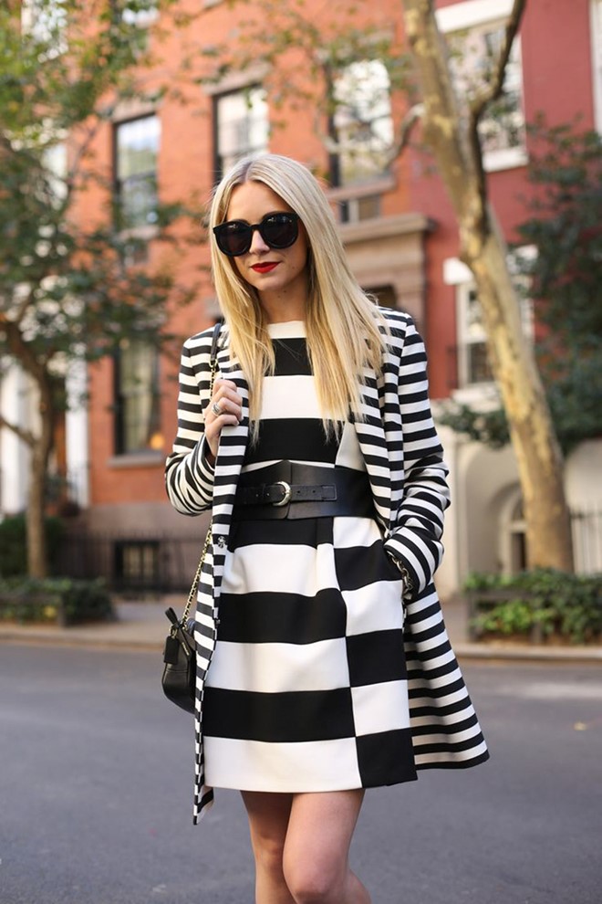 Thắt lưng bản lớn: Thắt lưng bản lớn là điểm nhấn cho trang phục công sở mà lại không quá nổi bật trong văn phòng.