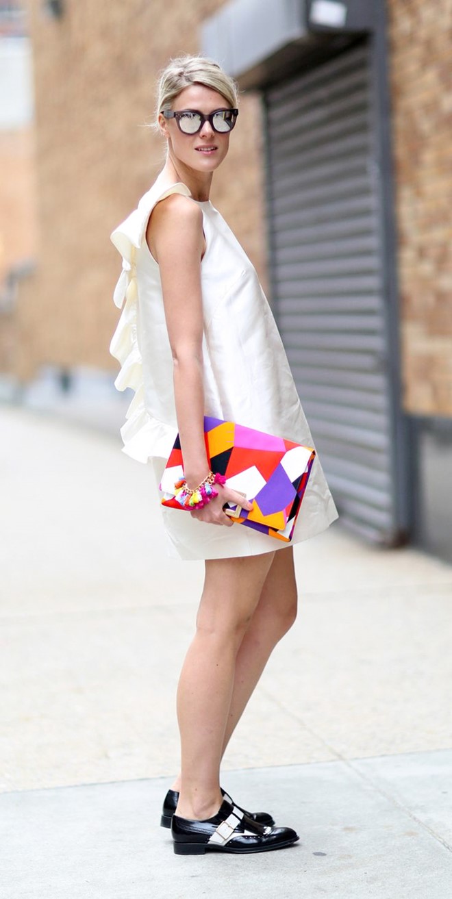 Túi xách sắc màu: Mặc dù không thể khiến những chiếc túi xách màu đen truyền thống tách khỏi thời trang công sở, nhưng bạn cũng nên thử làm mới bằng những chiếc túi xách màu sắc rực rỡ.