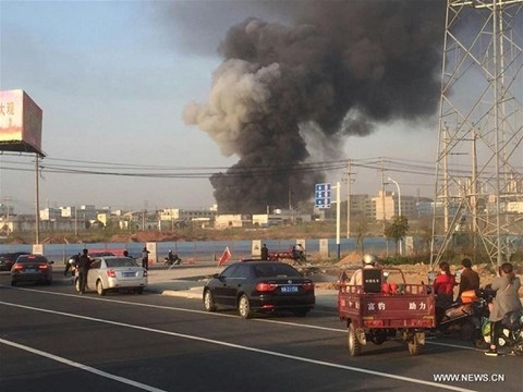 
Khói đen bốc lên từ đám cháy do vụ nổ ở nhà máy gây ra.
