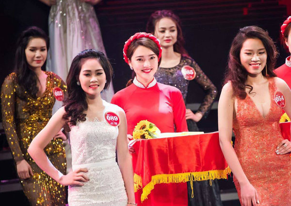 
Bức ảnh gây sốt mạng của Ngọc Nữ (áo dài đỏ) tại cuộc thi “Hoa khôi Kinh Bắc 2017” diễn ra vào ngày 11/2/2017

