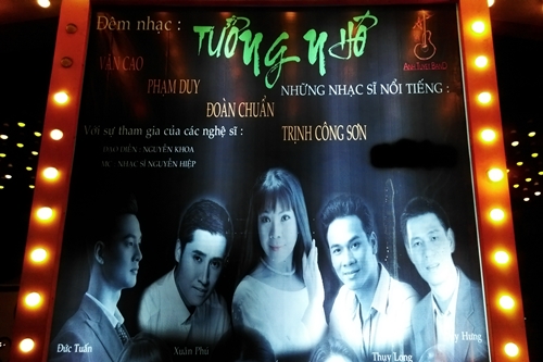 
Poster quảng bá đêm nhạc Tưởng nhớ bị xóa tên cố nhạc sĩ Nguyễn Ánh 9 ở khoảnh đen. Ảnh: M.N.
