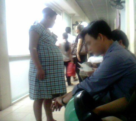 
Nhiều bà bầu, bụng to vượt mặt, phải đi xin chỗ từng người đàn ông. Hình chụp năm 2012
