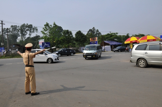 Cảnh sát giao thông tỉnh Phú Thọ phân luồng từ xa để tránh ùn tắc giao thông vào Khu di tích lịch sử Đền Hùng.
