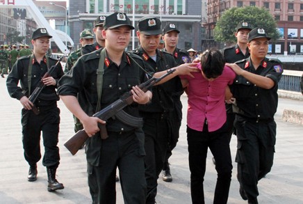 Công an tỉnh Lào Cai tiếp nhận nghi phạm trốn truy nã. Ảnh: Trường Sinh.