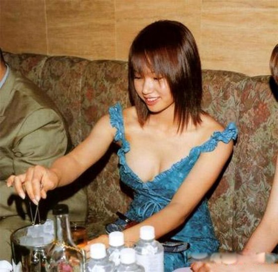 Song Dan bị thầy giáo và bác ruột cưỡng bức năm 13 tuổi.