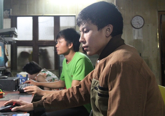 Hai sinh vi&ecirc;n bị lấy mất t&agrave;i sản trong l&uacute;c cứu người. Ảnh B.N