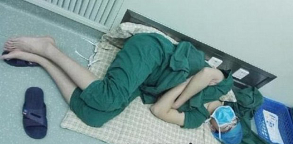 
Bác sĩ trẻ ngủ trên tấm mền nhỏ.

