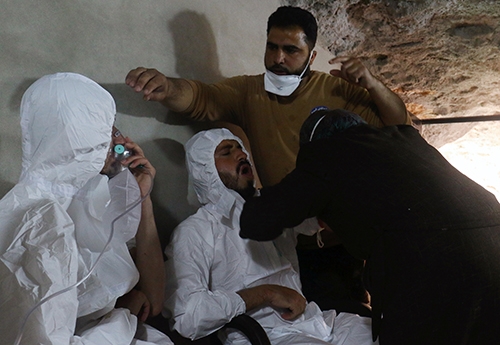 
Các nạn nhân được cấp cứu khí oxy sau vụ tấn công nghi bằng vũ khí hóa học ở thị trấn Khan Sheikhoun, Syria, hôm 4/4. Ảnh: Reuters
