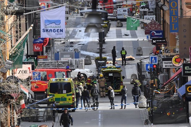 Hiện trường ngổn ngang ở khu phố tập trung đ&ocirc;ng người ở trung t&acirc;m thủ đ&ocirc; Stockholm của Thụy Điển. Ảnh: Reuters.