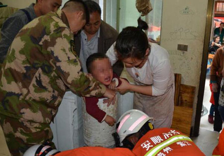 Em b&eacute; 3 tuổi bị mắc kẹt trong phần sấy của m&aacute;y giặt. Ảnh: Shanghaidaily.