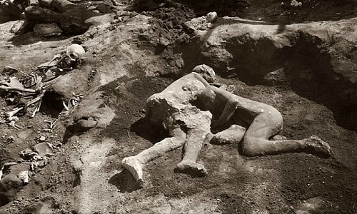 Xác Hai trinh nữ ở thành phố Pompeii. Ảnh: Fotonews.