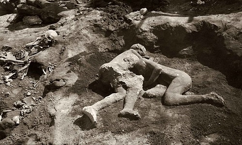 X&aacute;c Hai trinh nữ ở th&agrave;nh phố Pompeii. Ảnh: Fotonews.