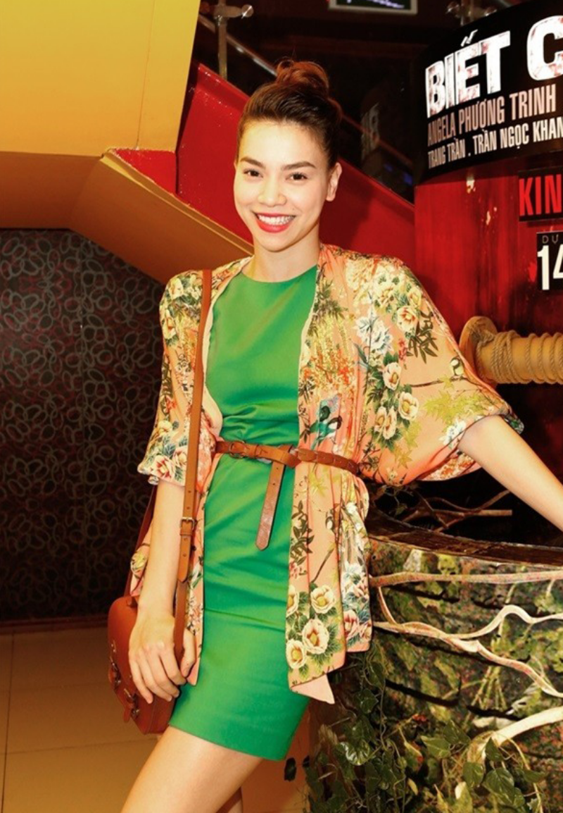 Váy ngắn ôm xanh cùng áo kimono họa tiết cùng tông màu, mix thêm một chiếc thắt lưng bản nhỏ khiến Hồ Ngọc Hà đẹp dịu dàng, sang trọng