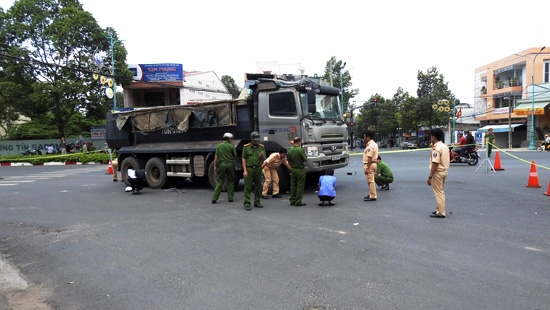 Lực lượng chức năng khám nghiệm hiện trường vụ tai nạn.