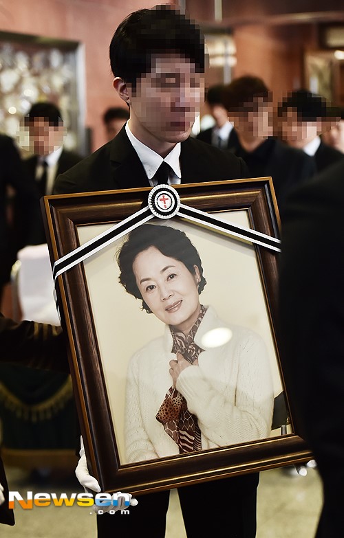 
Sáng 11/4, lễ đưa tang nghệ sĩ Kim Young Ae đã diễn ra tại Nhà tang lẽ bệnh viện Sinchon Seoul. Ngày 9/4, nữ diễn viên Thành thật với tình yêu qua đời ở tuổi 66 sau thời gian dài chiến đấu với bệnh ung thư.
