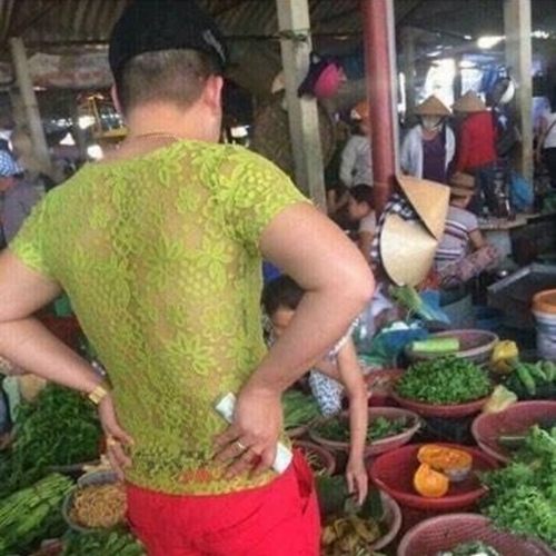 
​Người đàn ông mặc áo ren màu nõn chuối, quần sooc đỏ đã khuấy động cả buổi chợ hôm ấy.

