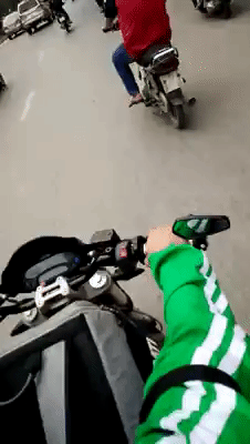 Hình ảnh anh chàng xế xe ôm chạy môtô khủng gây bão mạng những ngày gần đây (Ảnh cắt từ clip)