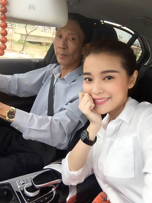 
Mấy năm qua, Cao Thái Hà cố gắng duy trì thói quen trước khi đi ngủ và đi làm, cô đều hôn lên trán ba. Ảnh: NVCC.

