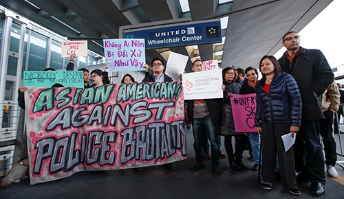 
Nhóm người biểu tình tại&nbsp;sân bay quốc tế O’Hare, Chicago hôm 11/4. Ảnh: Reuters
