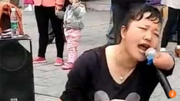 
C&ocirc; g&aacute;i h&aacute;t rong tr&ecirc;n phố được cho l&agrave; con g&aacute;i bị mất t&iacute;ch 15 năm trước của một gia đ&igrave;nh ở Trung Quốc.
